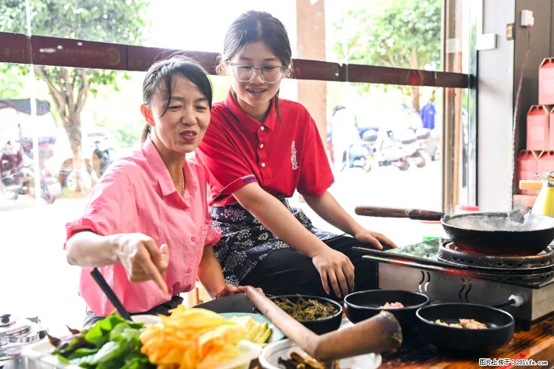 全网追的“扁担女孩”,找了一份暑假工,时薪12元 - 临夏生活资讯 - 临夏28生活网 linxia.28life.com