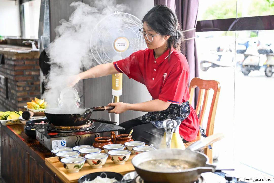 全网追的“扁担女孩”,找了一份暑假工,时薪12元 - 临夏生活资讯 - 临夏28生活网 linxia.28life.com